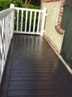 Réalisation d'un beau balcon en bois dans les hauteurs de la Côte Fleurie