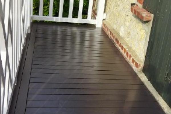 Réalisation d'un beau balcon en bois dans les hauteurs de la Côte Fleurie