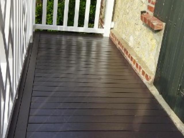 Réalisation d'un beau balcon en bois dans les hauteurs de la Côte Fleurie